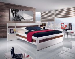 Čalouněná postel RENO s bukovými prvky, český výrobek
