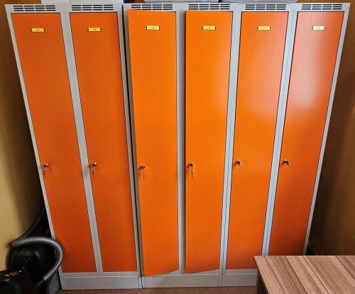 2 ks Kovová šatní skříň 2-dvéřová, oranžová a šedá, š. 60 cm, na soklu, smontovaná VÝPRODEJ