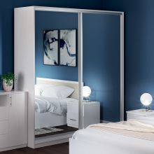 Šatní skříň s posuvnými dveřmi LAVRAS 160 cm, matná bílá a zrcadlo
